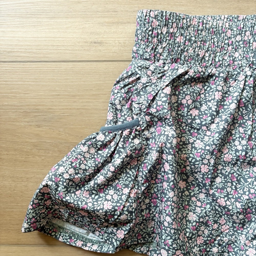 NWT Posie Active Green Floral Cute Girly Workout Pockets Shorts Womens Small - Picture 2 of 6